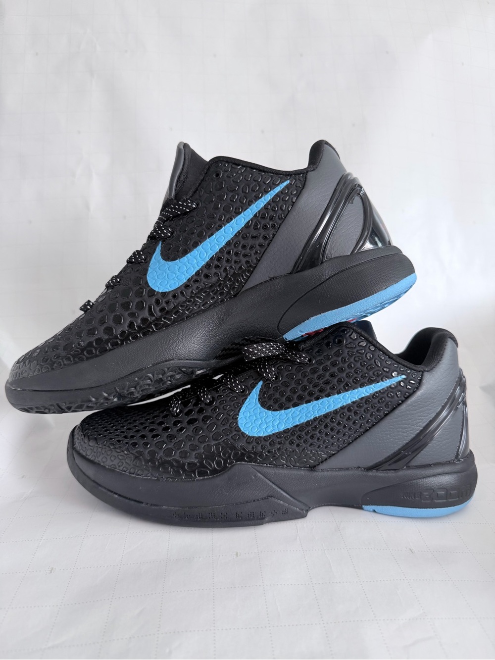 Nike Men’s Black & Blue Low-Top Sneakers